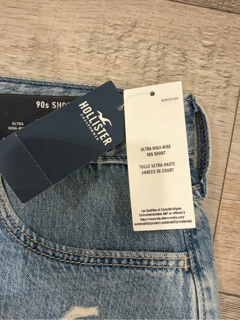 NWT Hollister Ultra High-Rise 90s Denim Shorts Size 4 W27 Distressed